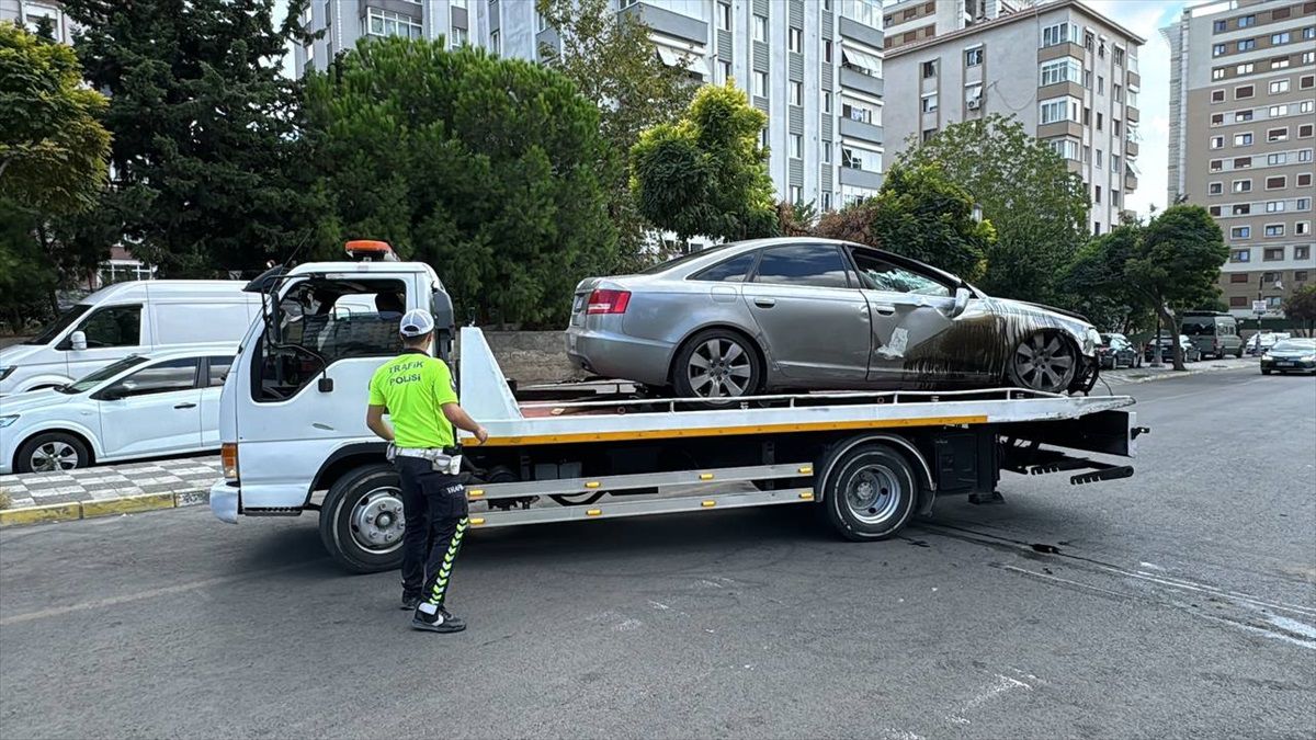 Maltepe\'de Otomobil Aydınlatma Direğine Çarpıp Devrildi
