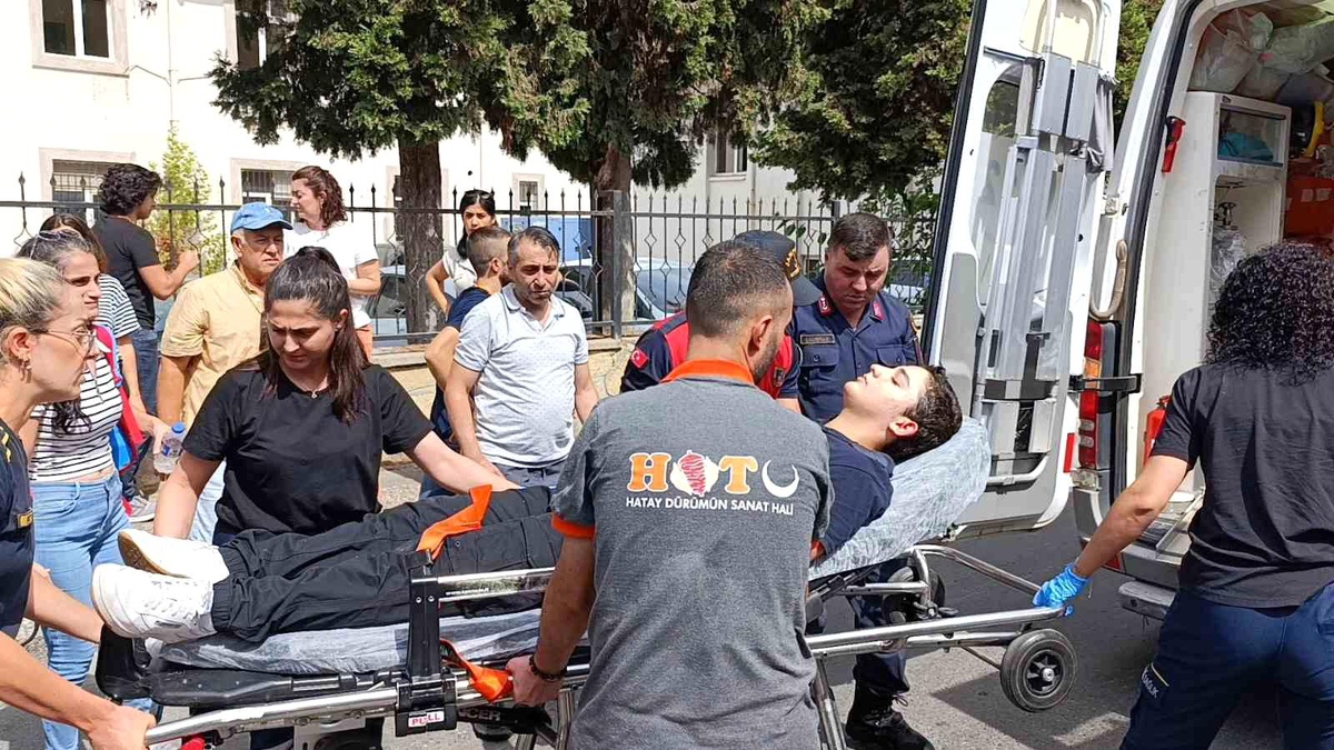 Antalya\'da 15 Yaşındaki Genç Yere Yığıldı