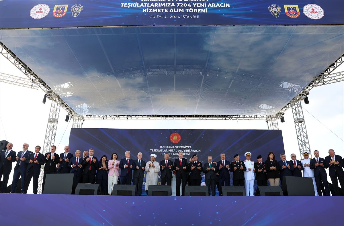 Cumhurbaşkanı Erdoğan, Emniyet ve Jandarma Teşkilatlarına 7204 Yeni Araç Takviyesi Yaptı