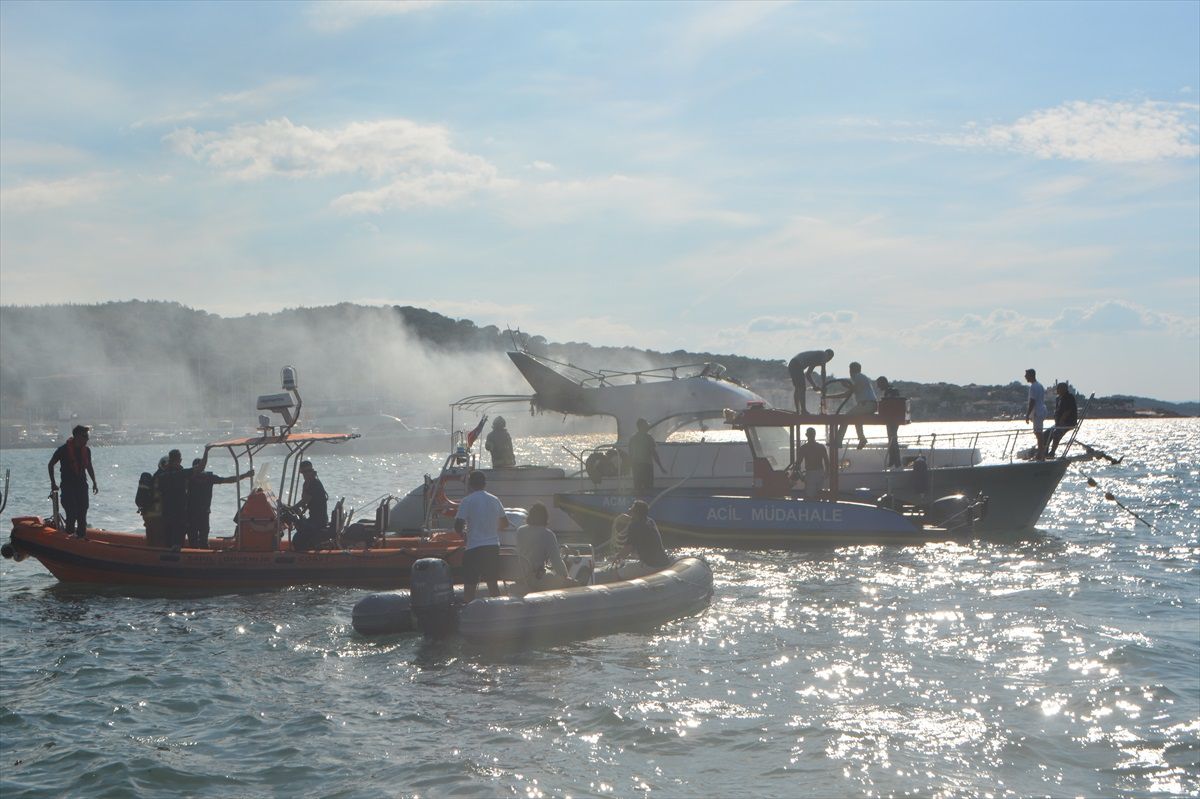 Ayvalık\'ta Gezi Teknesi Yandı