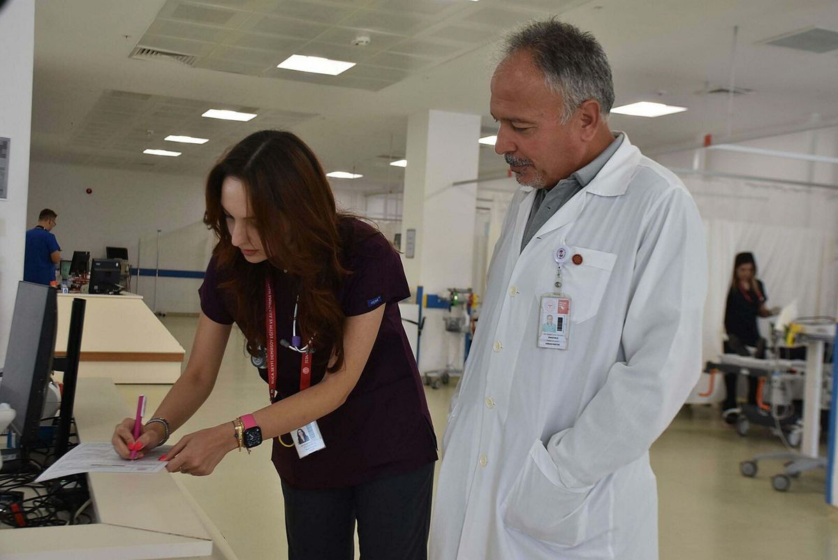 Baba-Kız Aynı Hastanede Görev Yapıyor