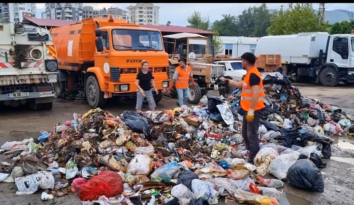 Kozan\'da Temizlik Görevlileri Cüzdanı Bulup Sahibine Teslim Etti