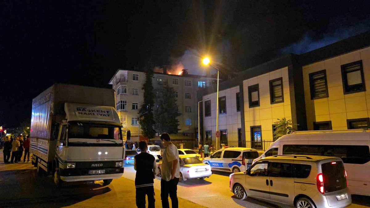 Tokat\'ta Apartmanda Yangın: 2 Daire ve Çatı Kullanılamaz Hale Geldi