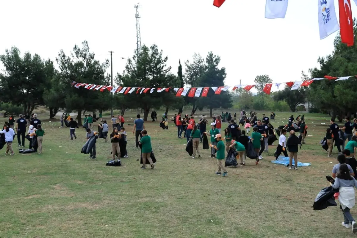 Gebze\'de Farkındalık Oluşturma Etkinliği: Öğrenciler Temizlik İçin Bir Araya Geldi