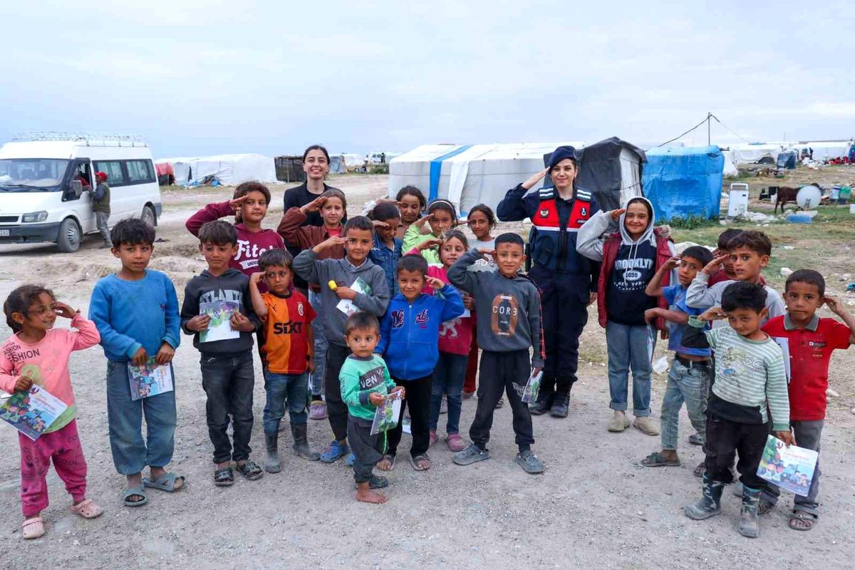 Jandarma\'dan Mevsimlik İşçilere Ziyaret