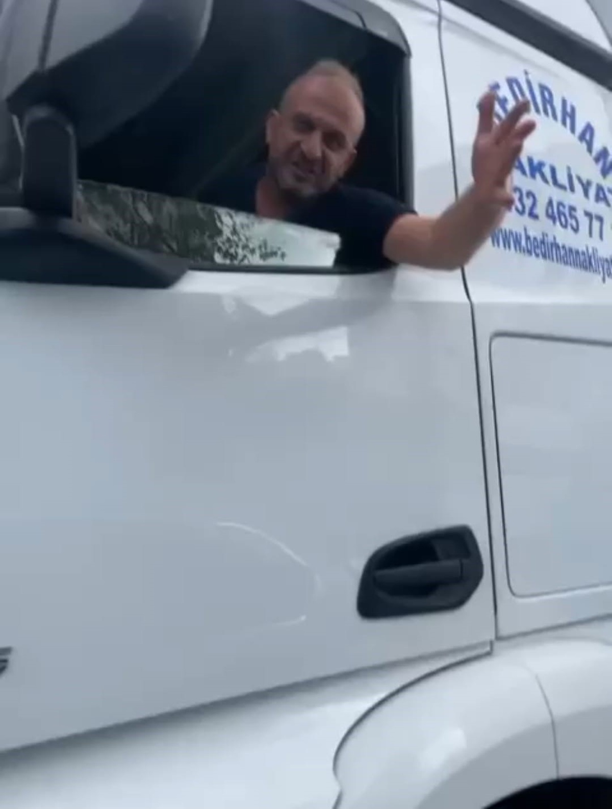 Kadıköy\'de TIR ve otomobil sürücüsü arasında gergin anlar