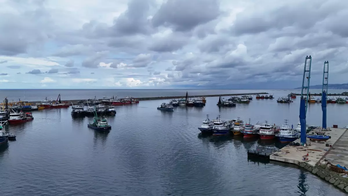 Karadeniz\'de Fırtına, Balıkçıları Limana Sığındırdı