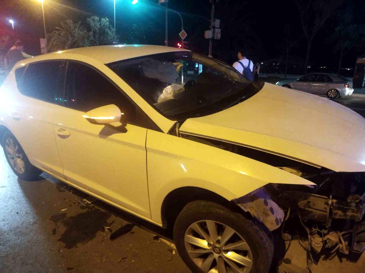 Kartal\'da Kırmızı Işıkta Geçen Araç Kazaya Neden Oldu