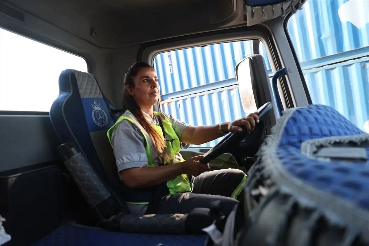 Kadın TIR Şoförleri Mersin\'de Yük Taşıyor