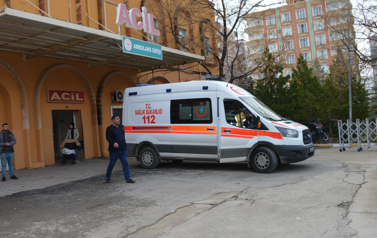Kızıltepe\'de TIR Kazası: 15 Yaşındaki Genç Ağır Yaralandı