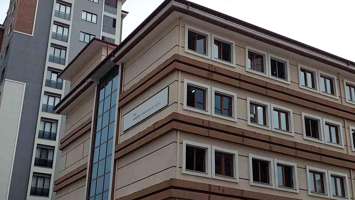 Rize\'de Okul Merdiveninden Düşen Kız Çocuğu Hayatını Kaybetti