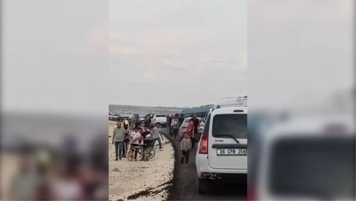 Suruç\'ta Minibüs ve Ticari Araç Kazası: 1 Ölü, 8 Yaralı