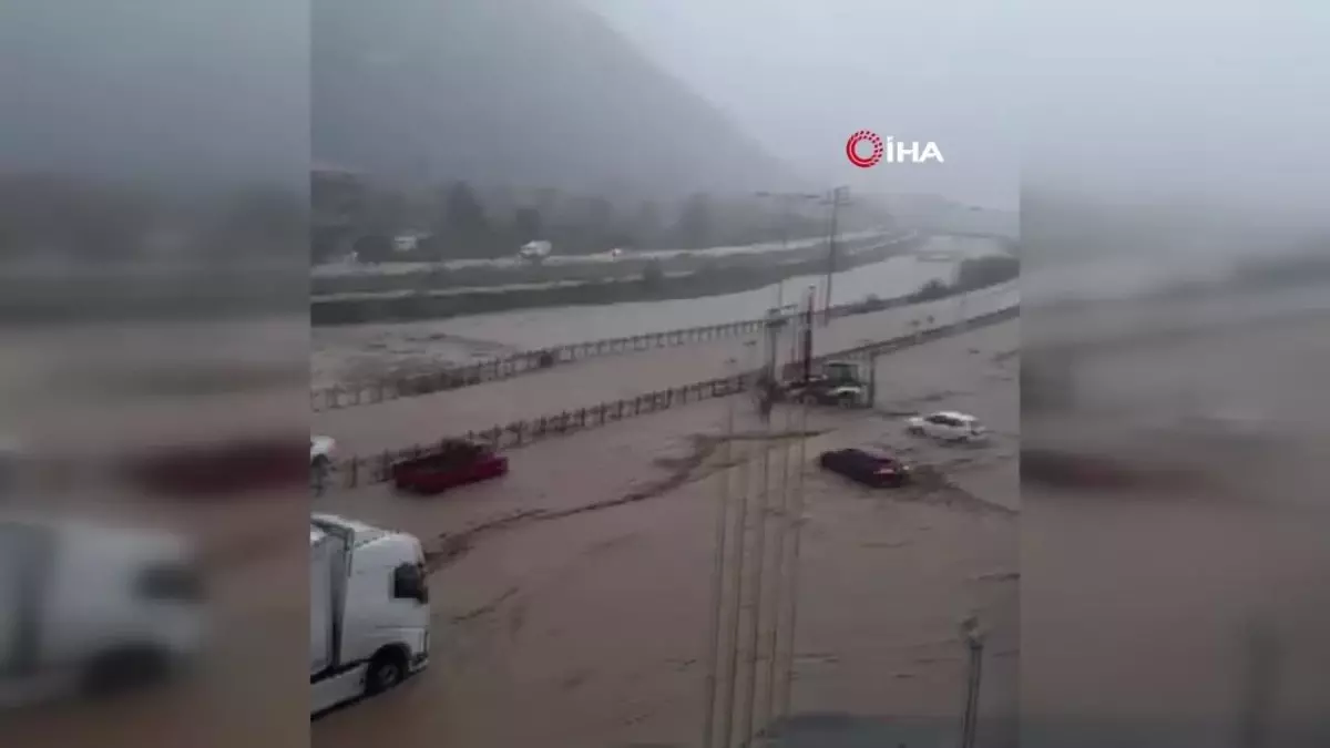 Trabzon-Bayburt Karayolu Taşan Dereler Sebebiyle Ulaşıma Kapandı