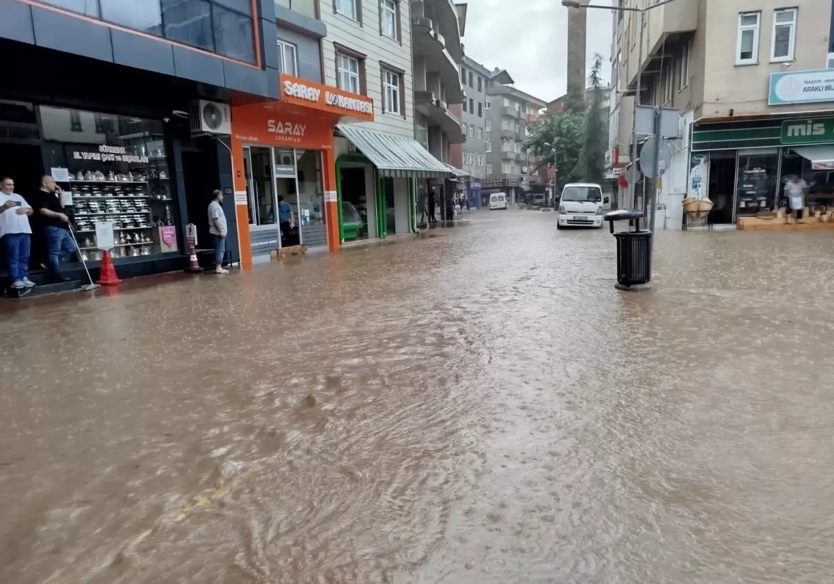 Trabzon\'da Sağanak Yağışlar Hayatı Olumsuz Etkiledi