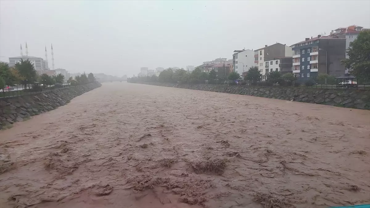 Trabzon\'da Sağanak Etkili: Taşkın ve Heyelan