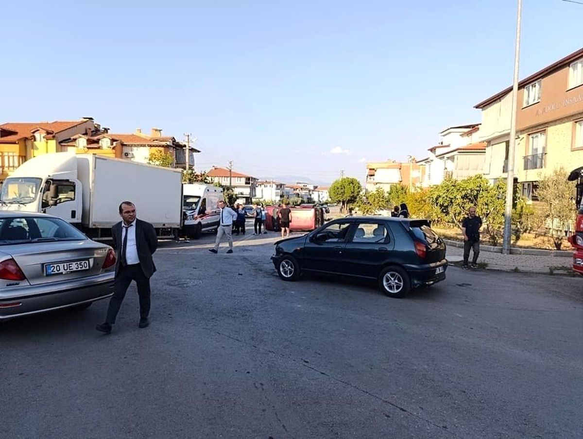 Denizli\'de Üç Araçlı Trafik Kazası: 1 Yaralı