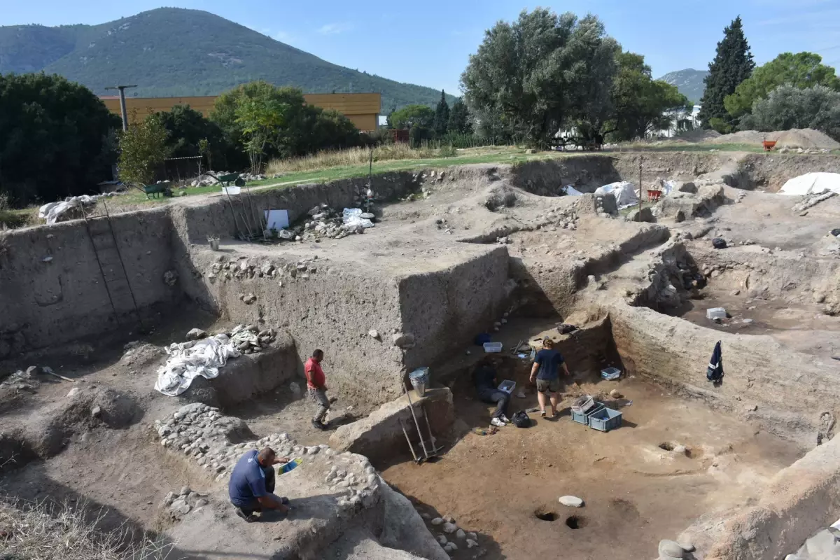 Ulucak Höyüğü\'nde 7,800 Yıllık Orak Bulundu