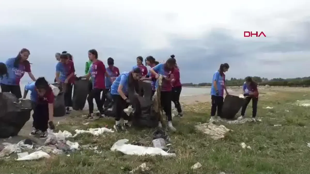 Erciş Spor Kadın Futbol Takımı\'ndan Çevre Temizliği