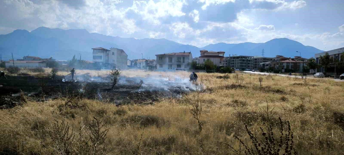 Denizli\'de Yerleşim Alanlarına Yakın Arazide Yangın Çıktı