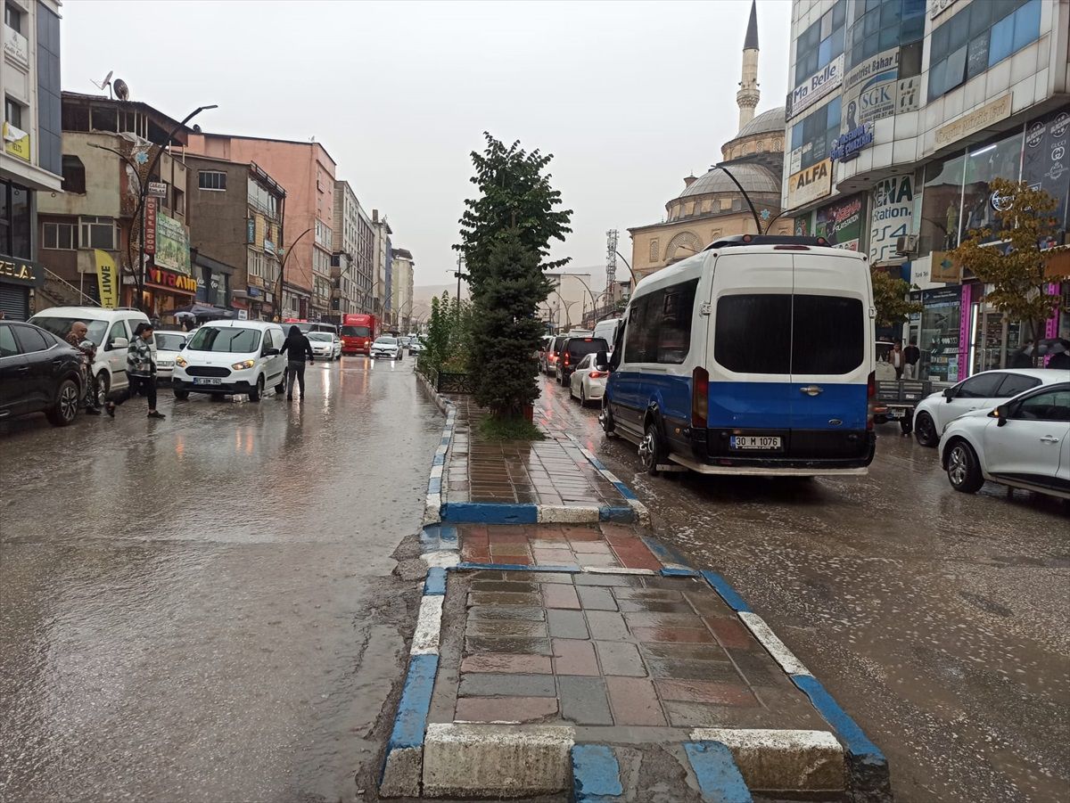 Yüksekova\'da Sağanak Hayatı Olumsuz Etkiledi