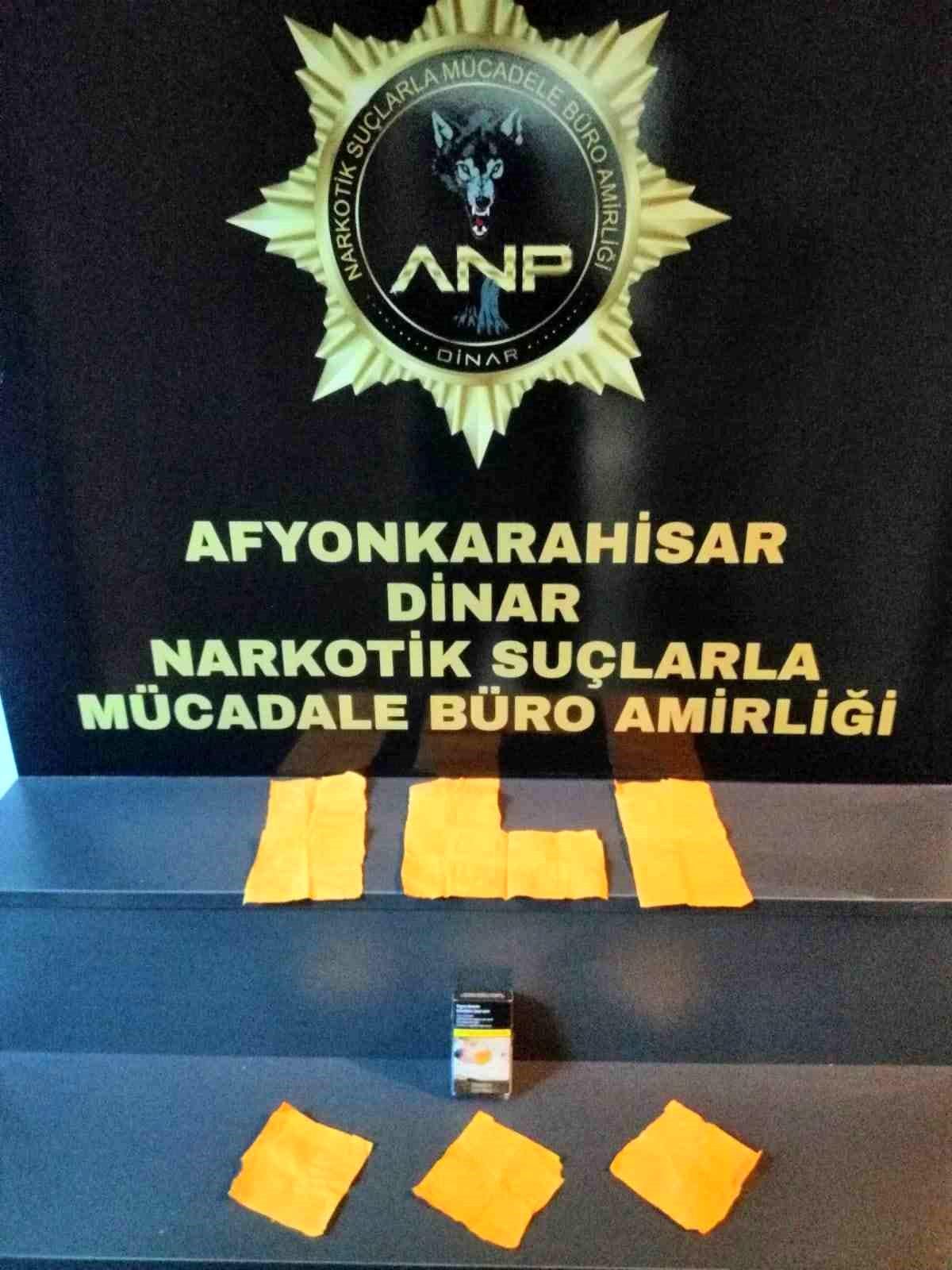 Peçeteye uyuşturucu emdiren 4 kişi yakalandı