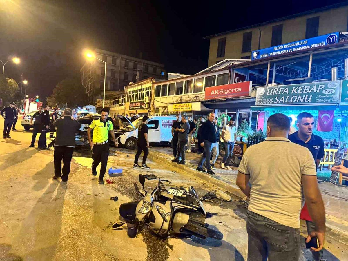 Bilecik\'te Otomobil Park Halindeki Araçlara Çarptı