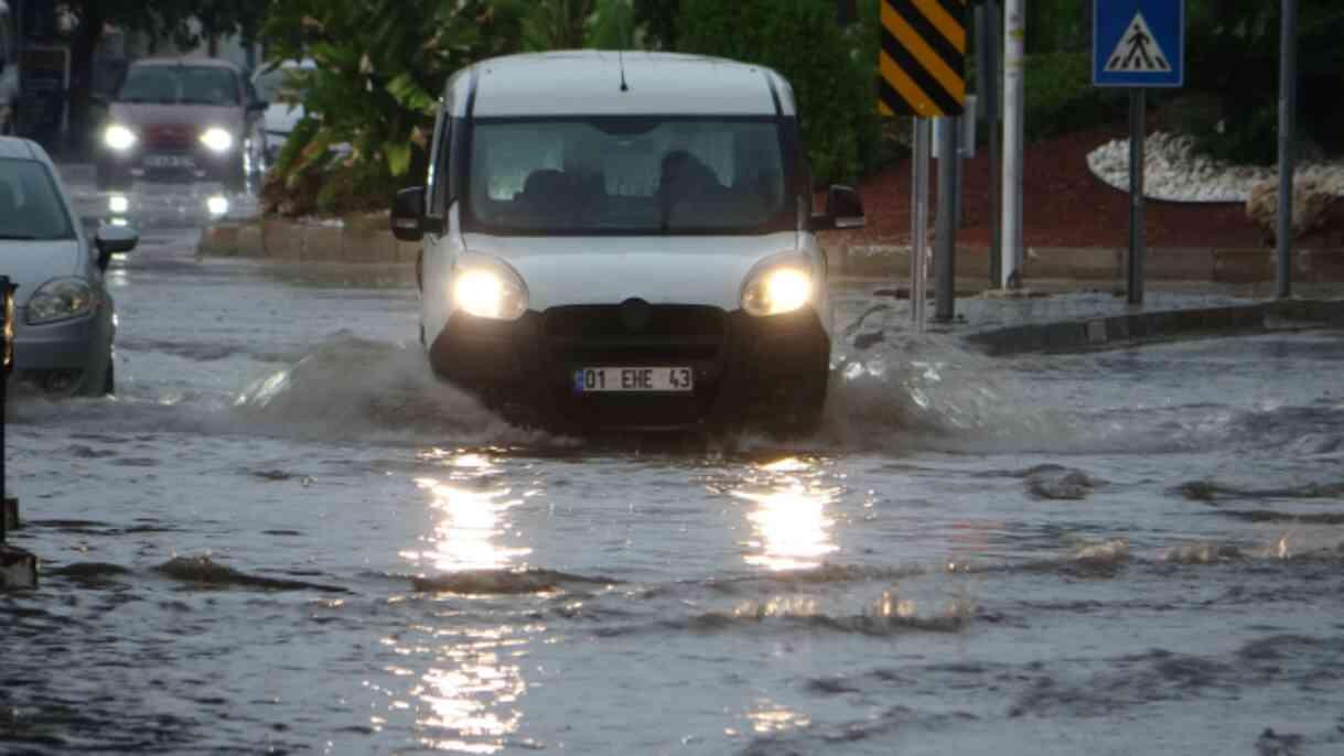 Adana'da 'süper hücre' kabusu! Şiddetli yağış sele neden oldu