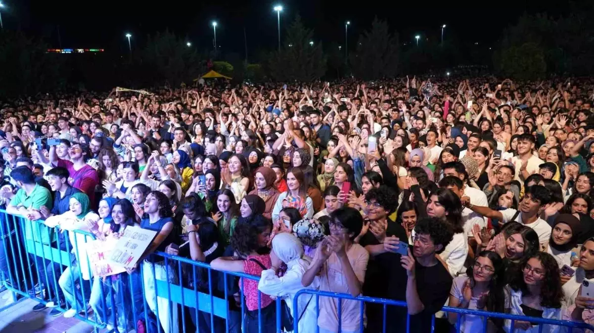 Adıyaman Belediyesi\'nden Üniversite Öğrencilerine Pinhani Konseri