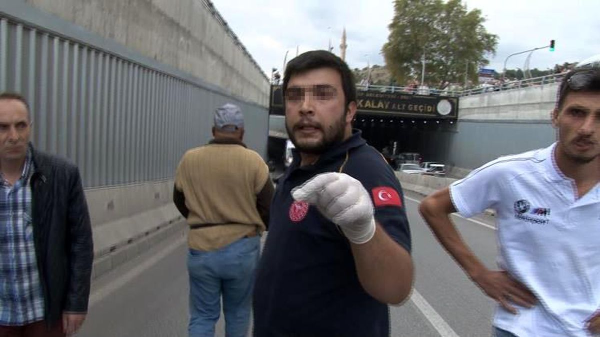 Afyonkarahisar\'da Kaza: 3 Yaralı, Gazeteciye Tepki