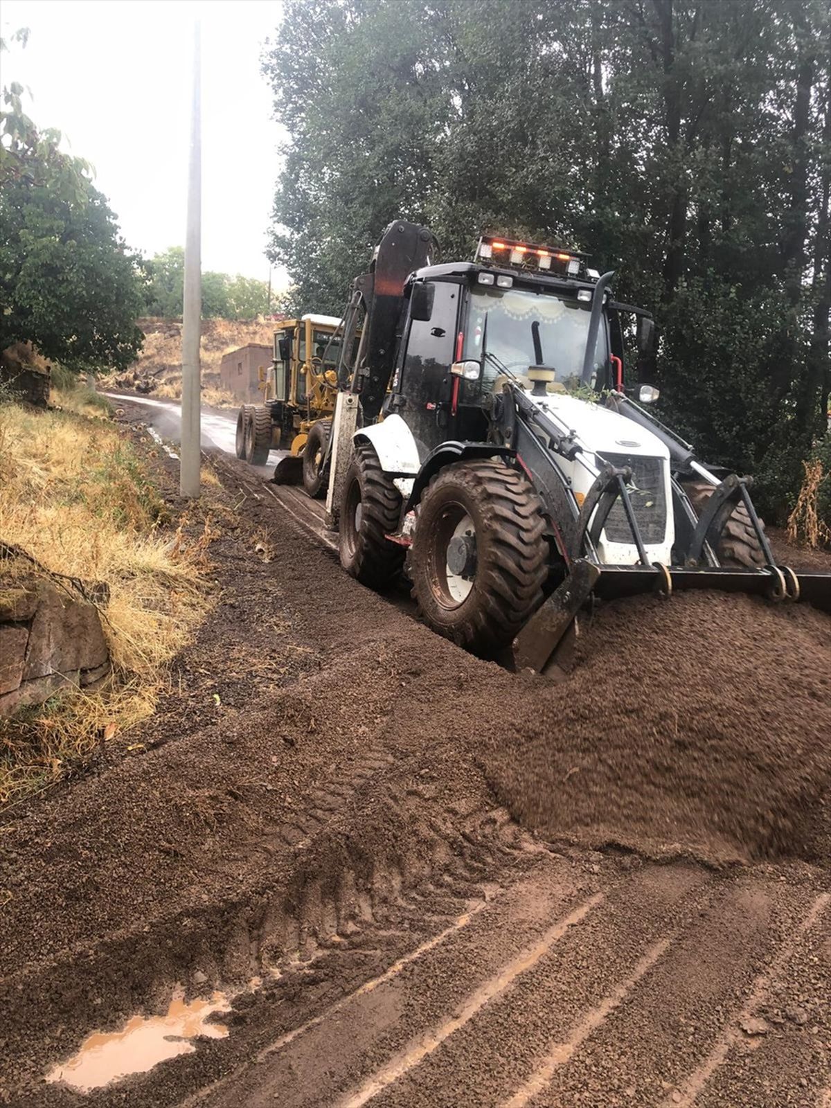 Ahlat\'ta Heyelan Yol Kapatıp Ekipler Temizledi