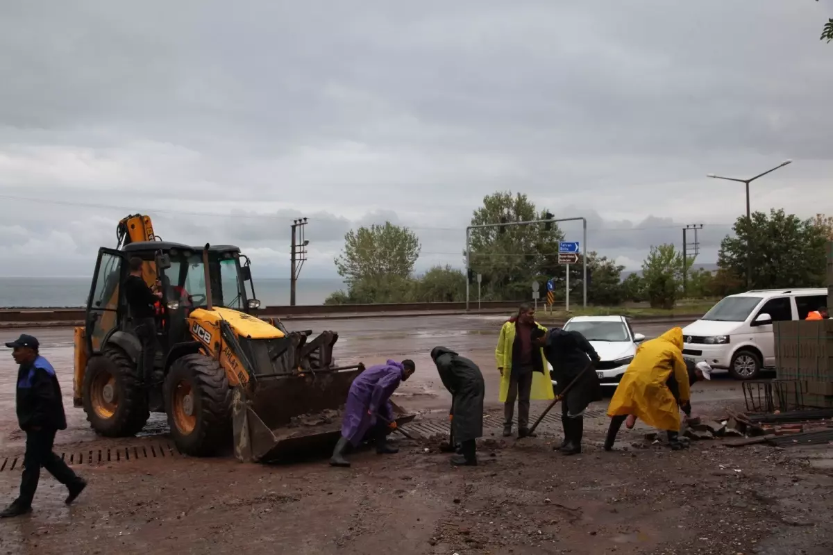 Ahlat\'ta Sağanak Sel ve Taşkınlara Neden Oldu