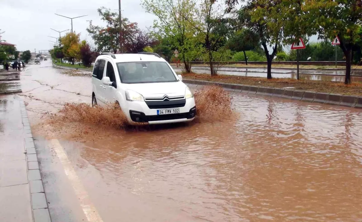 Bitlis Ahlat\'ta Sağanak Yağışlar Sel ve Taşkınlara Neden Oldu