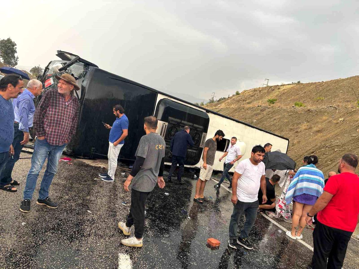 Antalya\'da Otobüs Devrildi: 10 Yaralı