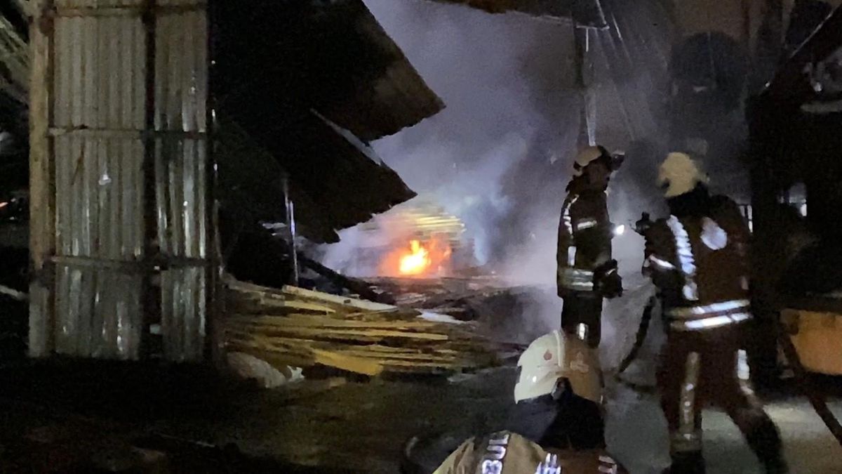 Arnavutköy\'de Kereste Atölyesinde Yangın: 1 Ölü