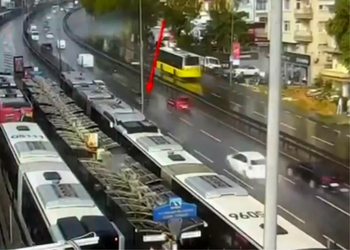 Avcılar\'da Metrobüs Kazası: 2 Yaralı, Şoför Serbest