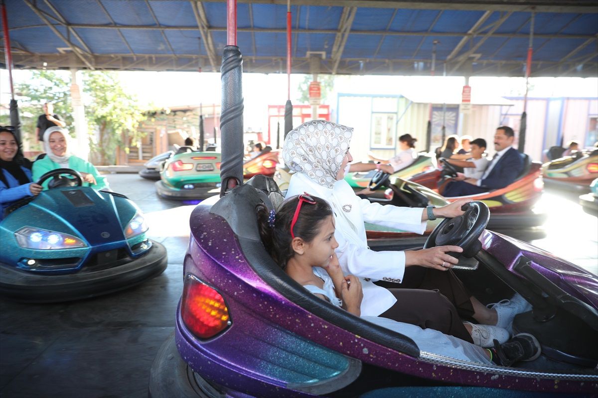 Bakan Göktaş, Depremzede Çocuklarla Lunaparkta Keyifli Anlar Geçirdi