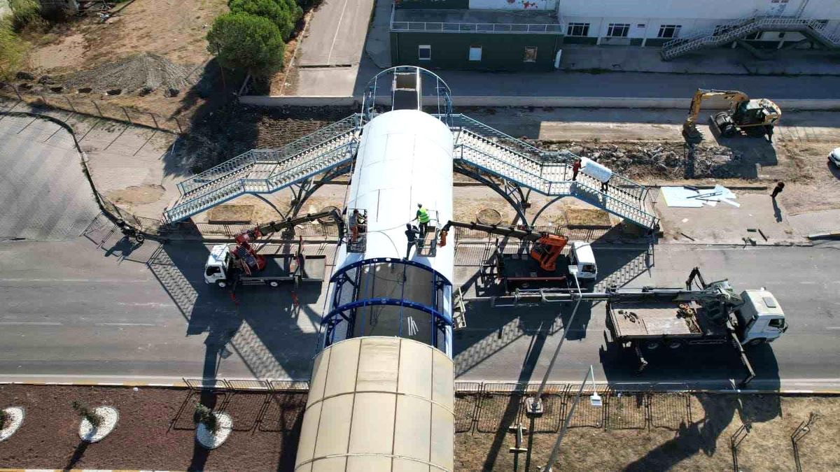 Bandırma\'da Hasar Gören Üst Geçit 38 Saatte Yeniden Açıldı