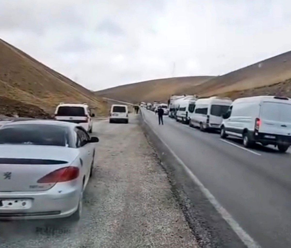 Van-Hakkari Yolunda Tır Çarpıştı