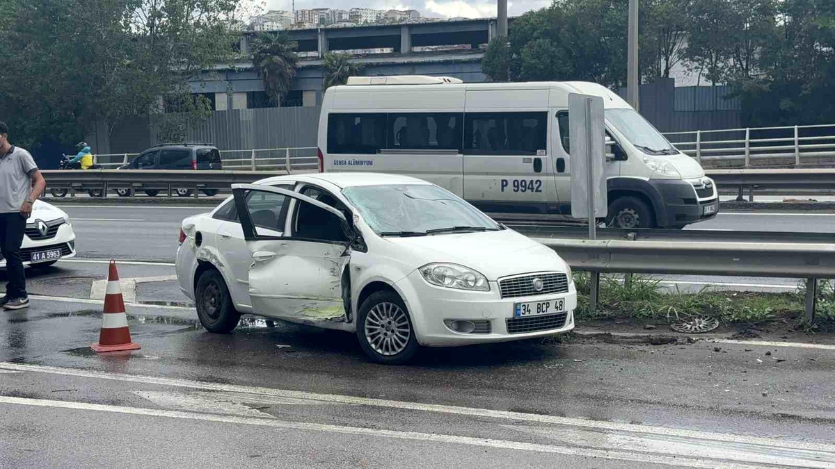 Kocaeli\'de Otomobil ve Belediye Otobüsü Çarpıştı: 2 Yaralı