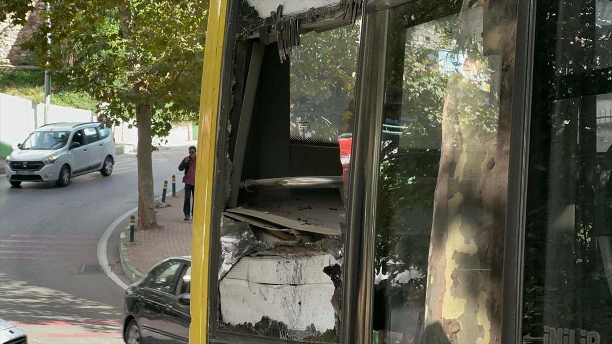 Bursa\'da Otobüs Ağaca Çarptı: 5 Yaralı