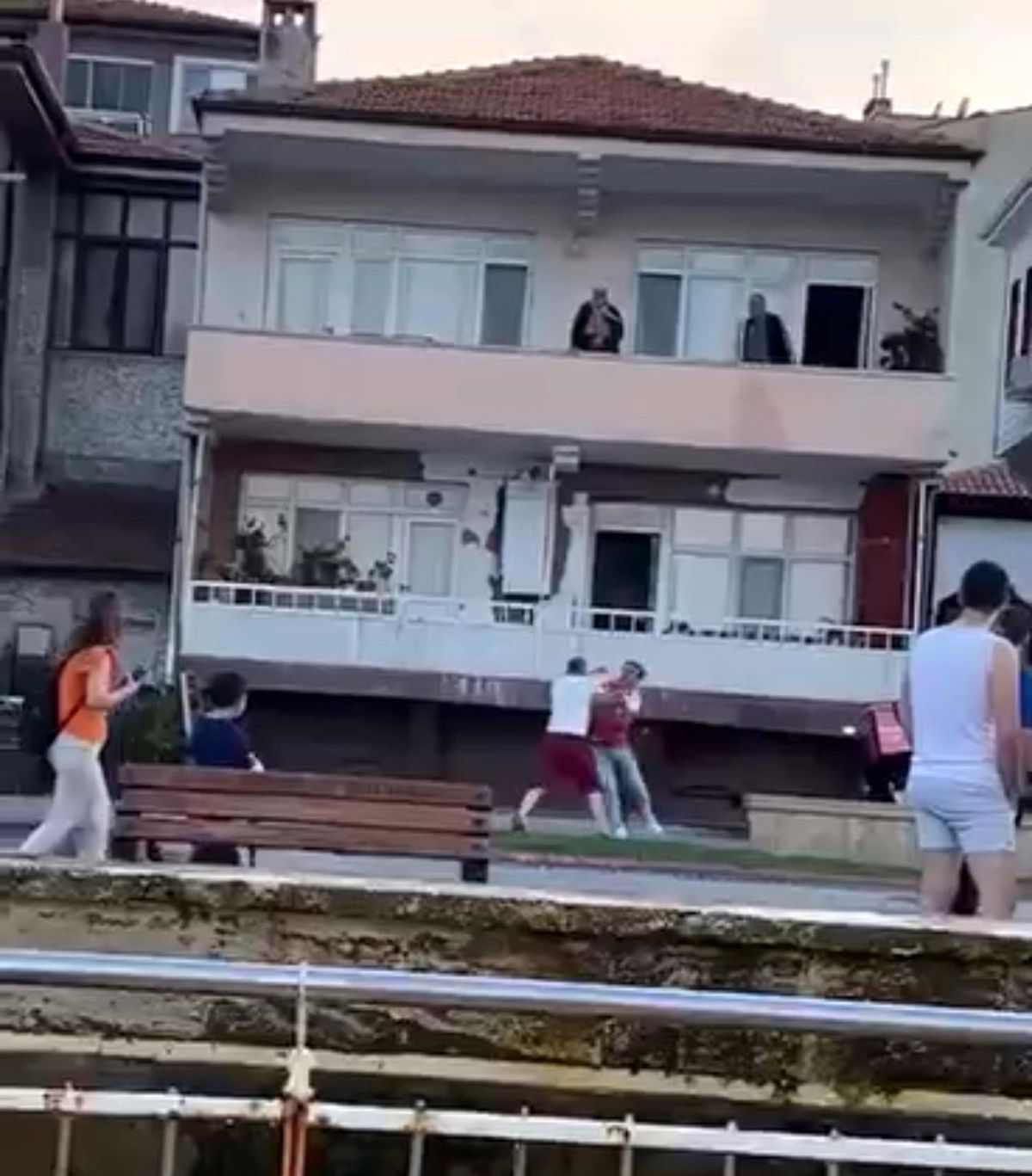 Bursa\'da Motokurye ve Ev Sahipleri Kavga Etti