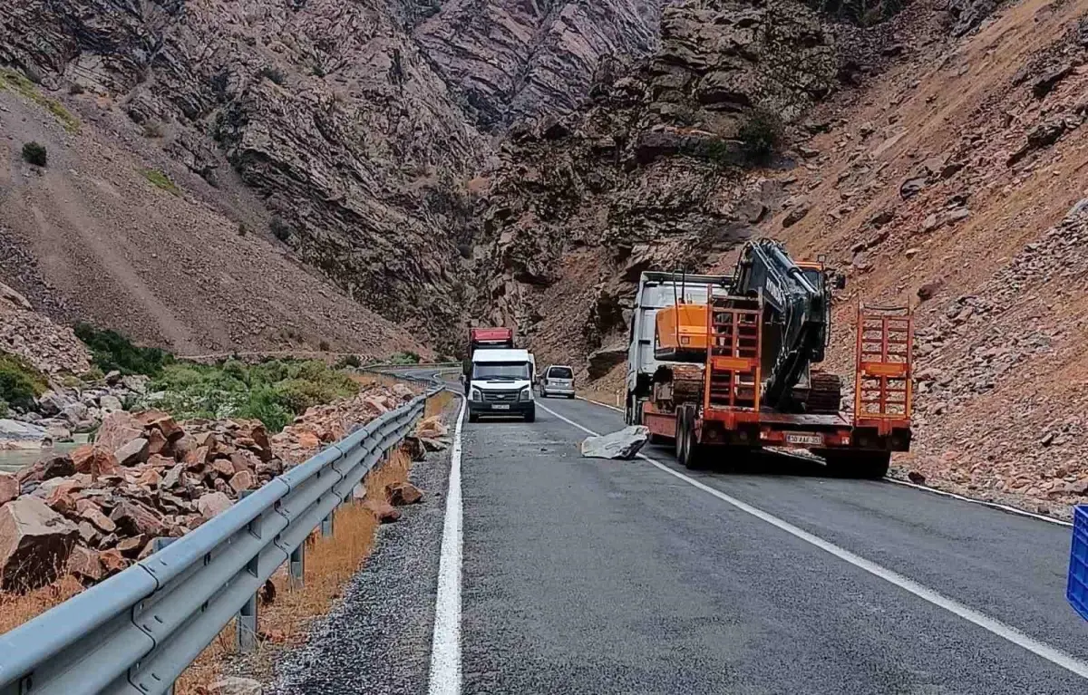 Hakkari\'de Kaya Düşmesi