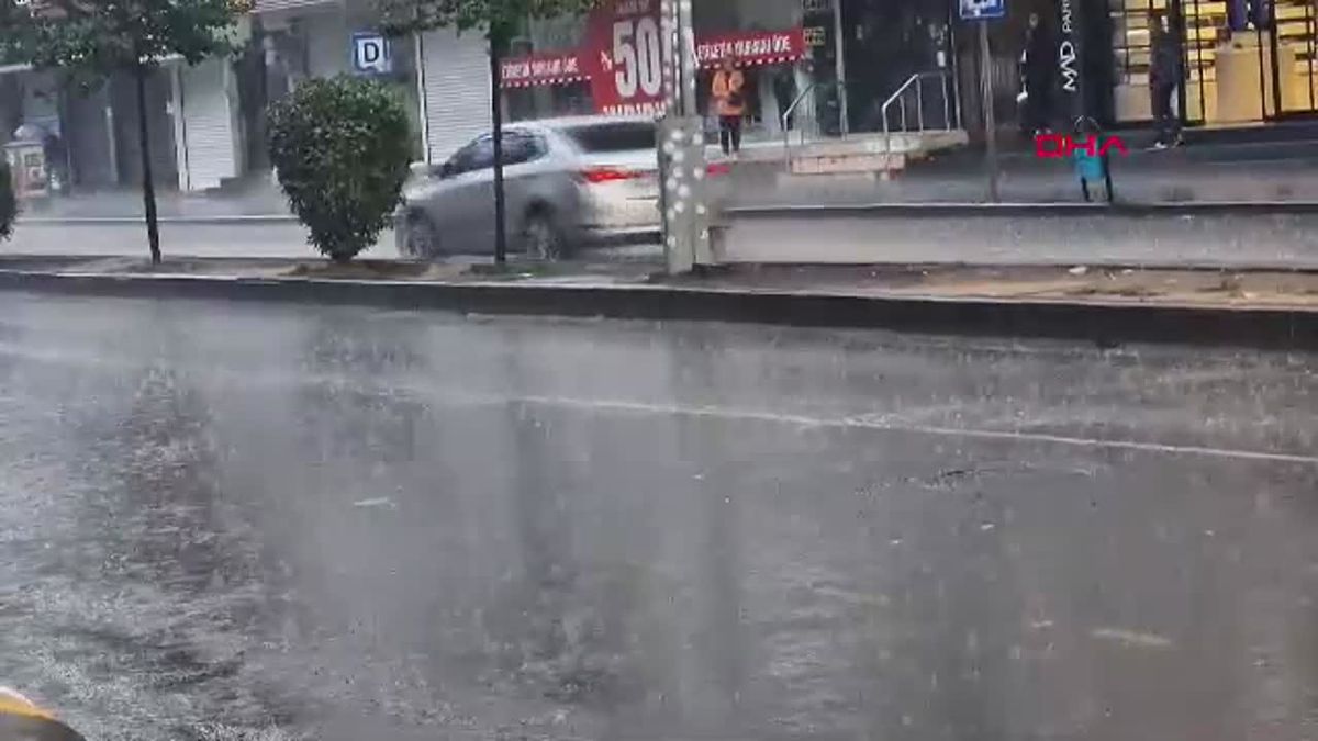 Diyarbakır\'da Sağanak Yağış Hayatı Olumsuz Etkiledi