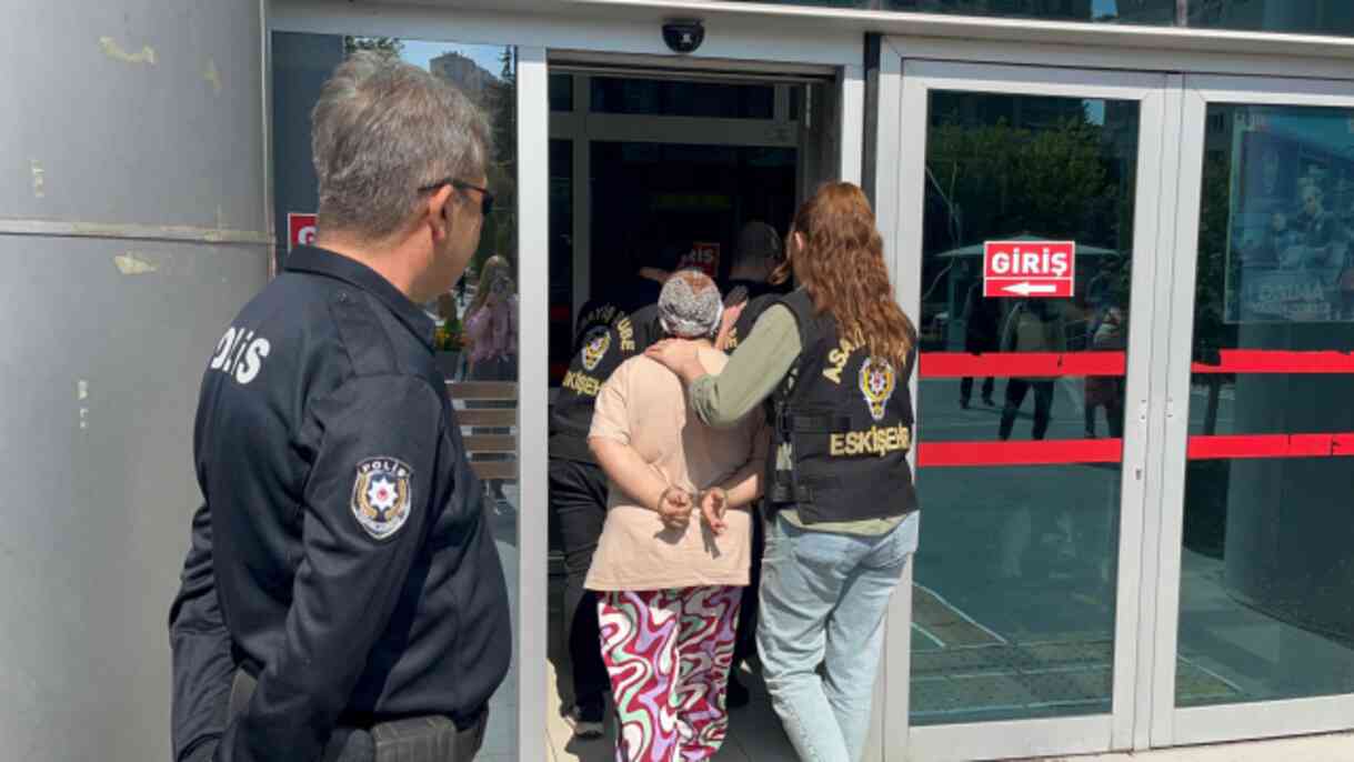 Eskişehir'de Engelli Kıza Cinsel İstismar İddiası: Üç Kişi Tutuklandı Eskişehir'de Engelli Kıza Cinsel İstismar İddiası: Üç Kişi Tutuklandı