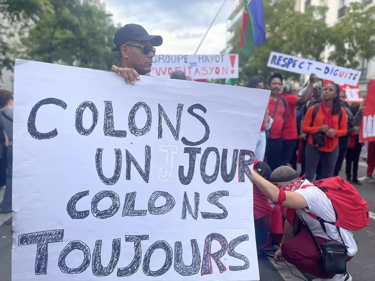 Macron\'a Protesto: Görevden Alınması İsteniyor