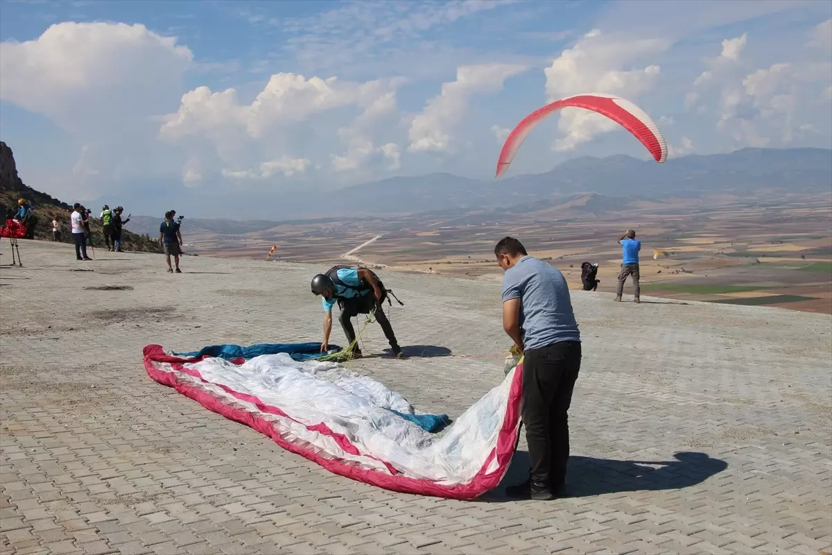 Nurdağı\'nda Yamaç Paraşütü Festivali Devam Ediyor