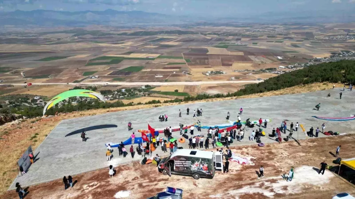 Gaziantep\'te Yamaç Paraşütü Festivali Coşkusu