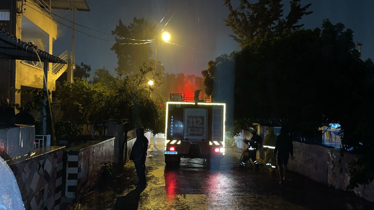 İskenderun\'da Sağanak Yağış Su Baskınları Yarattı