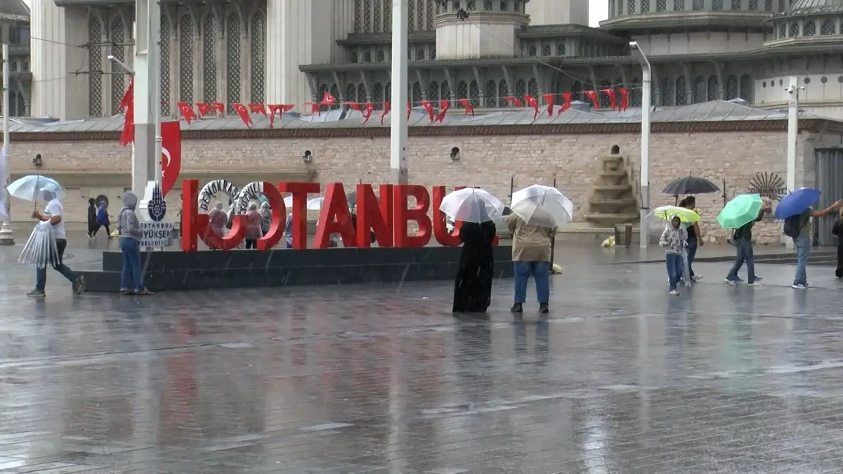 İstanbul\'da Yağmur, Taksim Meydanı\'nda Kaos