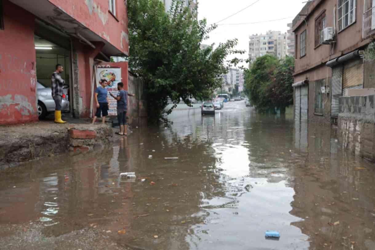 İtalya değil Adana! Selin vurduğu şehirde vatandaşın kayık sefası İtalya değil Adana! Selin vurduğu şehirde vatandaşın kayık sefası